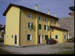 Gli accessi all edificio sono posti nel cortile interno.