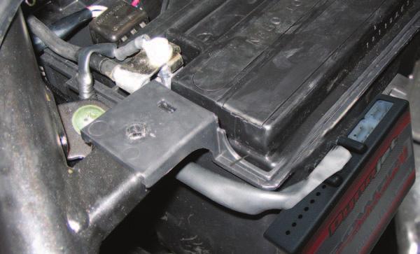 Assicurarsi di posizionare il PCV 5 cm al di sotto del bordo del coperchio batteria perché non interferisca con il movimento del forcellone.