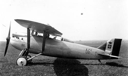 per una missione di combattimento simulato contro l Hanriot HD.1 del Tenente Pilota Corrado Augias. Alla terza simulazione i due velivoli entrano improvvisamente in collisione.