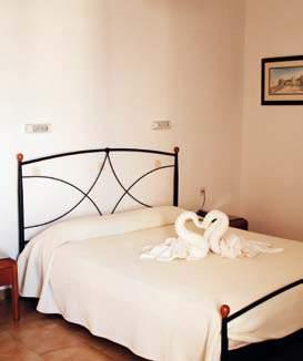 185 755 Bambino (2 6 anni) + 2 adulti 30% 30% 30% 30% 30% HOTEL BLUE BAY 2 H Skala / www.bluebaypatmos.