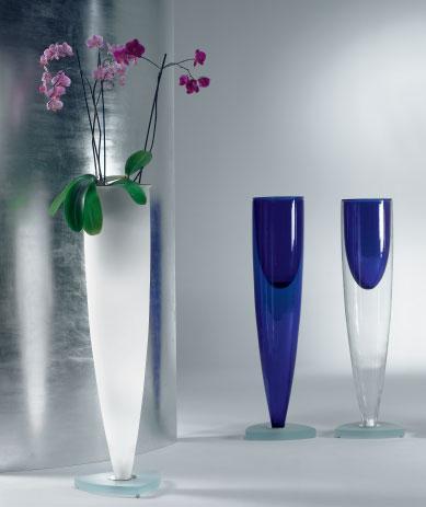 ming_ming luce Vaso in vetro di Murano disponibile nei colori blu, rosso, giallo, bianco sabbiato e trasparente. Base a forma scudetto in vetro sabbiato o a specchio.