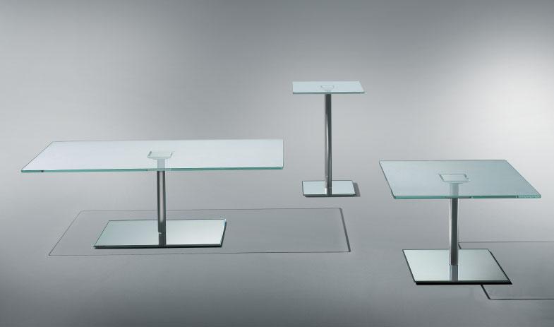 diamante 40-60 collezione Tavolini da salotto e terminali con piano in cristallo extrachiaro sp. 12 mm. Gambe in alluminio con placca di fissaggio in vetro a specchio o vetro verniciato nero.