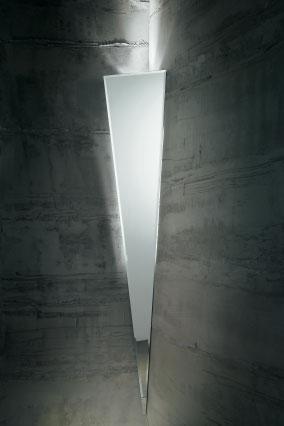 petra Lampada applique angolo a specchio con bisello sp. 5 mm. Impianto luce composto da lampada alogena dicroica 100W e lampada fluorescente 30W.