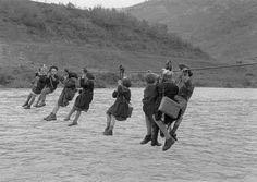 Bambini attraversano il fiume Panaro con le carrucole per andare a scuola (Modena, 1959) Non c è altro scopo dell educazione se non questo: accompagnare i nostri ragazzi a stare davanti alle