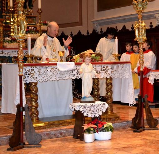 1 Il parroco don Vittorio Bianchi durante la celebrazione di domenica 10 gennaio ad Abbadia Lariana.