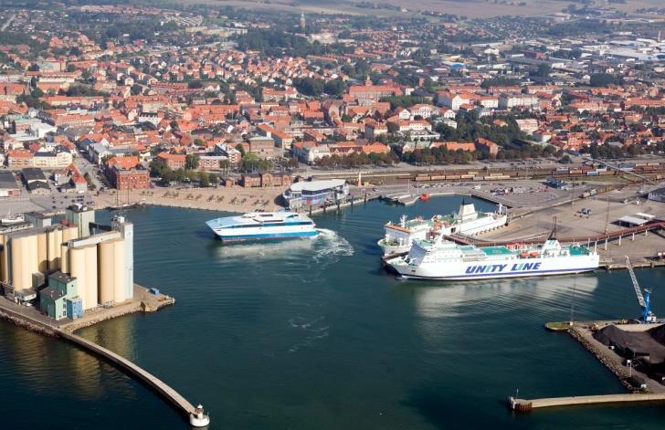 Esempi nel mondo Porto di Ystad soluzione a 50 e 60 Hz Cliente Ystad Hamn Anno di commissioning : 2012 La richiesta del cliente Fornitura di una infrastruttura elettrica a terra per l alimentazione