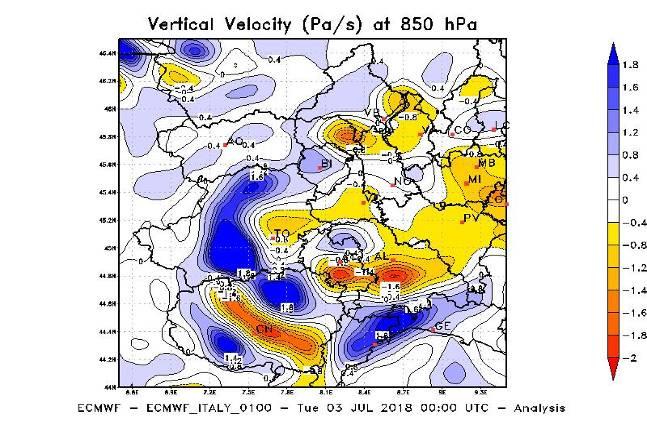 Figura 4 - Velocità verticali a 700 hpa (sinistra) e 850 hpa (destra) alle ore 00 UTC del 3 luglio 2018. Elaborazione ARPA Piemonte su dati ECMWF.