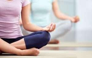 Lo Yoga si pratica mantenendo l attenzione a ciò che si sta facendo, yoga lo si pratica quando si riesce a vivere il momento presente, ad essere nel qui e ora senza altre distrazioni mentali.