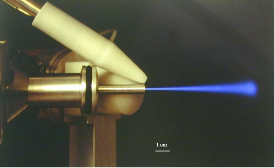Particolare del fascio estratto dal tandem del laboratorio LABEC di Firenze Il campione viene posizionato in aria alla distanza di 1 cm dal foro di uscita del fascio.