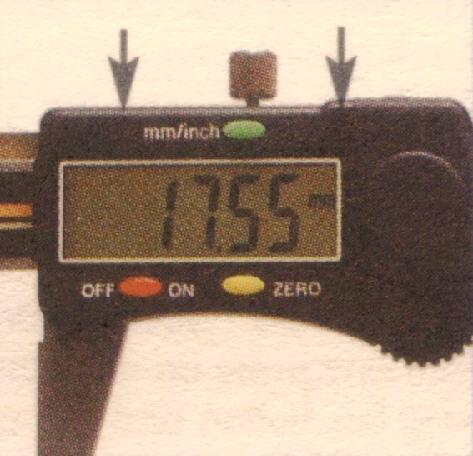 Modifiche Se la precisione di misurazione diminuisce dopo un lungo periodo di uso, si può reimpostare la barra di scorrimento con l aiuto di 2 viti di regolazione (indicate dalle frecce).