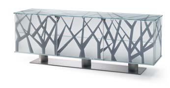 Buffet in matt or shiny lacquered wood with central structure in extra-clear glass 15 mm thick. Side doors with opening on both sides and central flap-door.