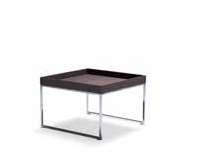 154 155 ARIO SMALL TABLE Collezione di complementi, composta da tavolini e pouff in diverse dimensioni.