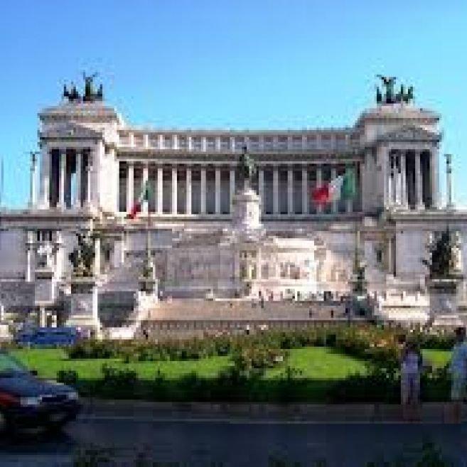 PIAZZA DI SPAGNA La bellissima Piazza di Spagna e' sicuramente tra le piu' scenografiche e famose del mondo.