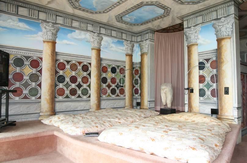 Grande camera da letto con pittura murale (trompe l œils) e al soffitto (affreschi).
