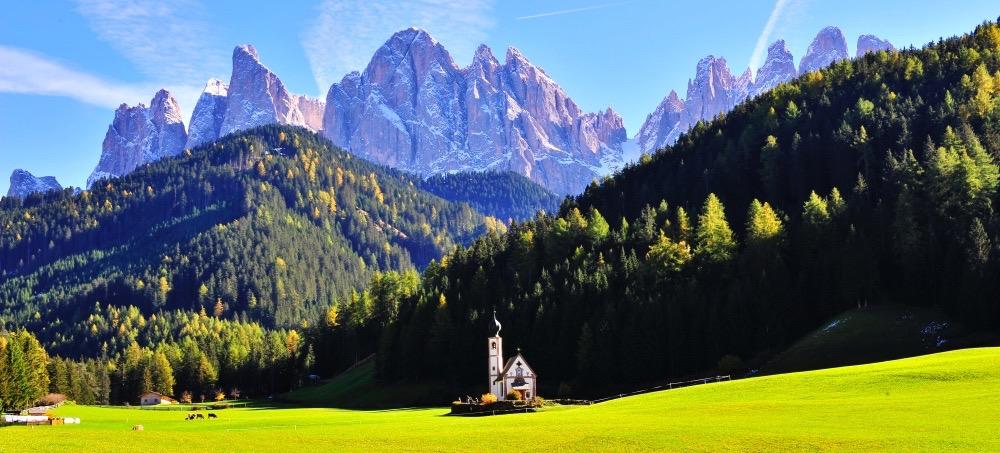 la pacifica vita quotidiana dei suoi abitanti, scandita dai ritmi della natura.