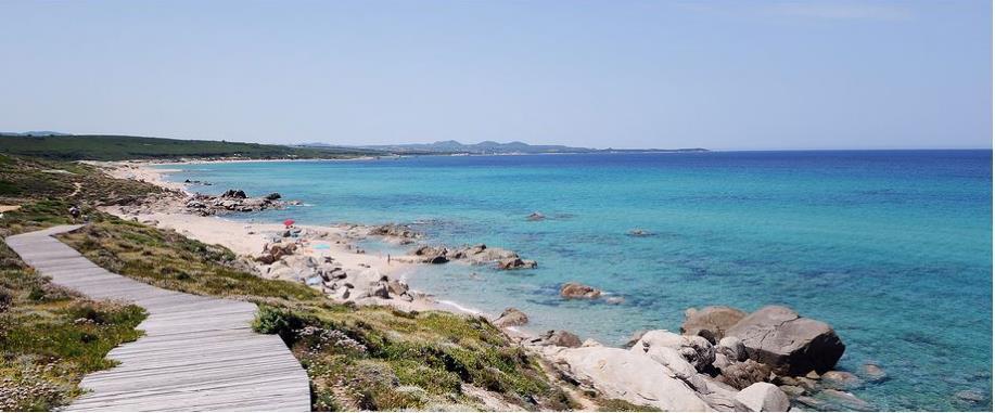 La località di Vignola Mare vanta un litorale di 22 km in cui si alternano promontori rocciosi, spiagge sabbiose e lunghe pinete.