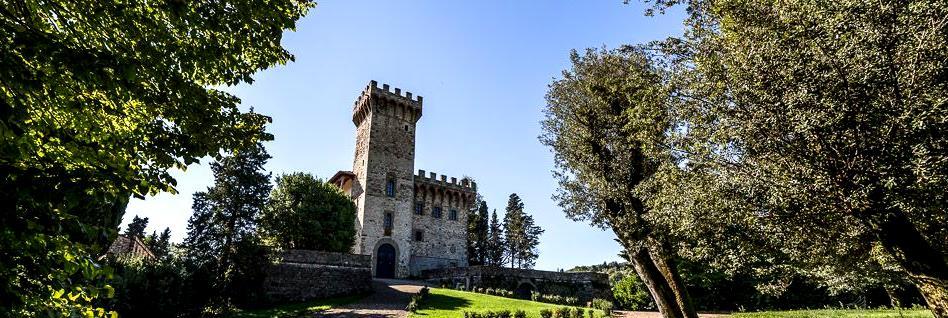 Nel XV secolo l'interno del castello venne abbellito da porticati e loggiati, secondo lo stile Rinascimentale, da ampi specchi, intonaci pregiati, colonne, capitelli, peducci