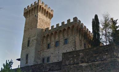 Il Castello, posto su una posizione collinare, domina la valle del Chianti, famosa area dei pregiati vini classici.