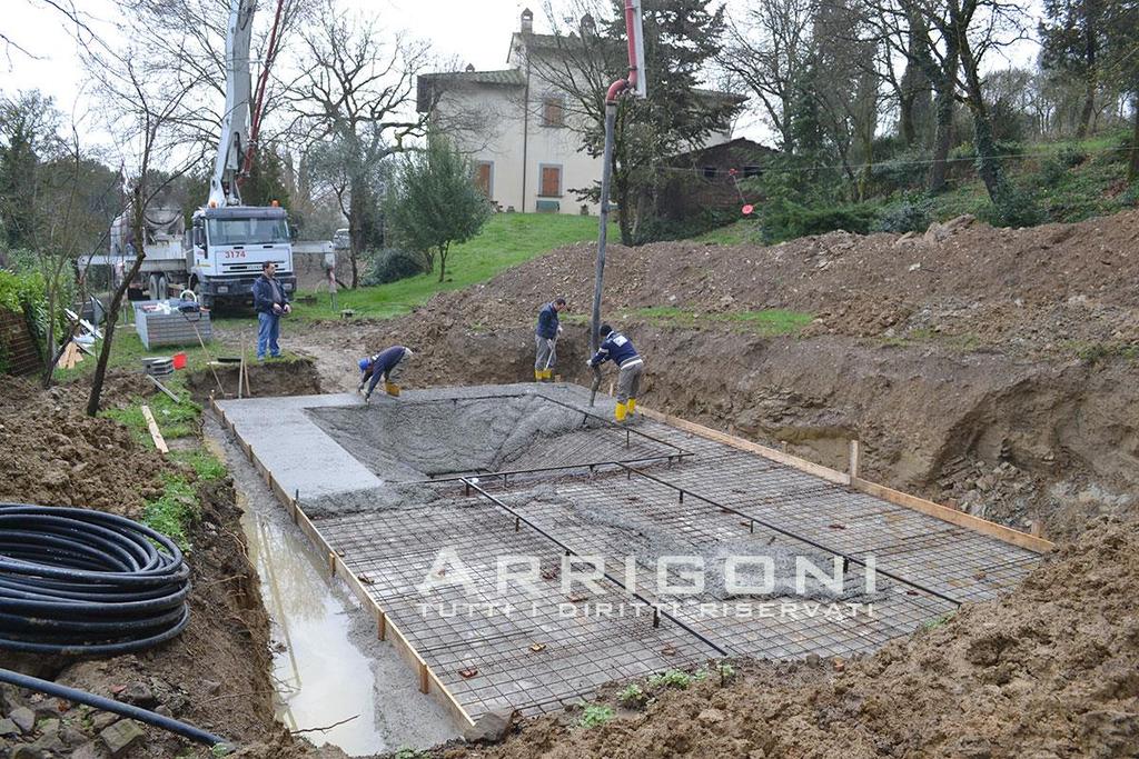 Fasi costruttive piscina realizzata nei pressi di Arezzo Esecuzione lavoro: Consulenza durante le fasi di scavo alla ditta incaricata dello scavo Armatura in ferro Gettata del calcestruzzo