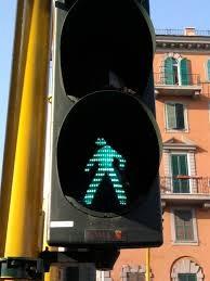 Il semaforo verde vi da il VIA LIBERA e avete anche il DIRITTO DI PRECEDENZA.