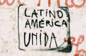 L indipendenza dell America Latina e la dottrina Monroe Nei secoli successivi alla conquista europea, l America Latina sviluppa un economia basata sui latifondi (haciendas in spagnolo e fazendas in