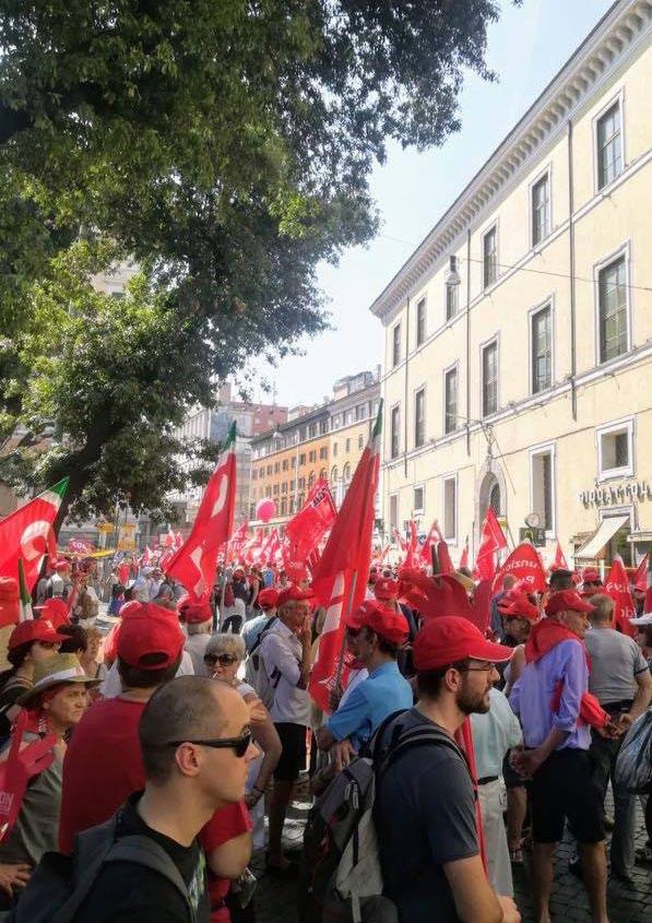 CAPITOLO 5 LE RISORSE ORGANIZZATIVE E TECNICHE Le risorse tecniche CGIL Lombardia dispone di queste risorse tecniche in ambito informatico: 36 postazioni di lavoro fisse (workstation) 11 + 15