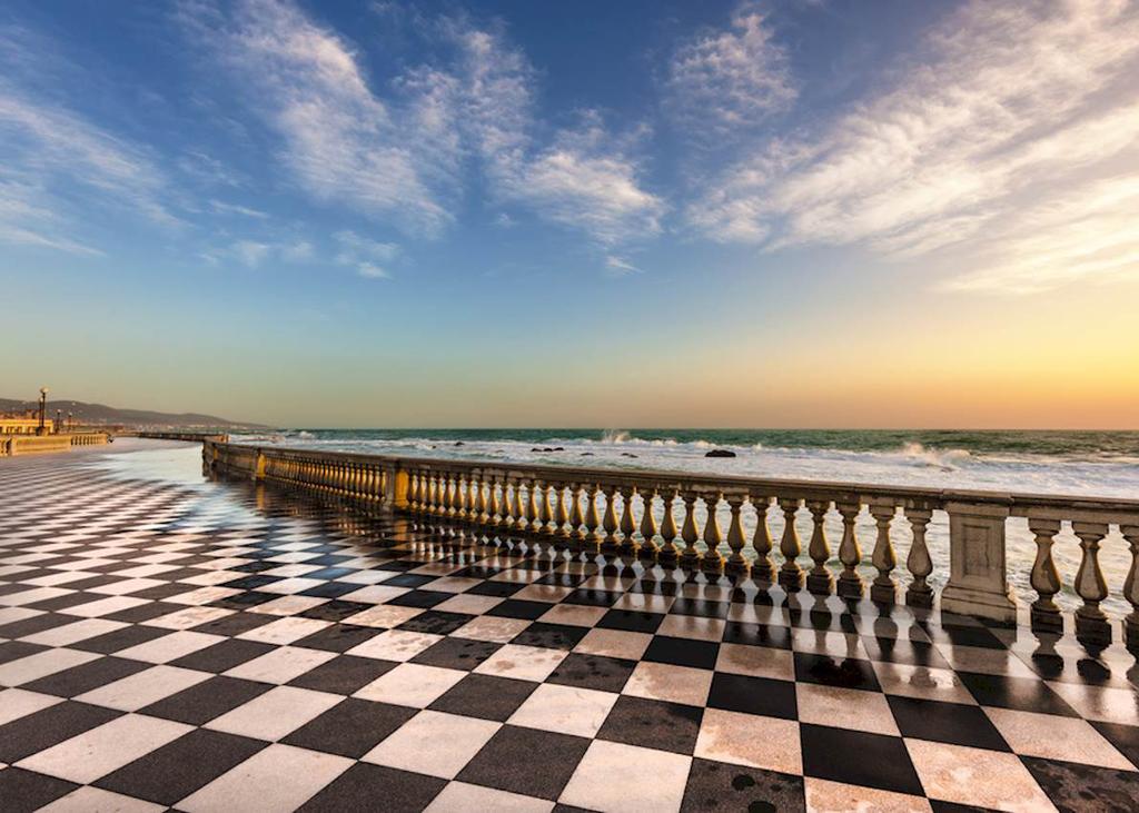 sulla spiaggia del litorale o presso la città di Livorno sulla costa o in centro TOUR TURST.