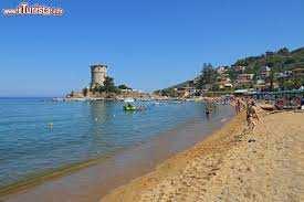 Camminata da Giglio Porto a Giglio Castello e discesa a Campese. Possibilità di bagno a Campese.