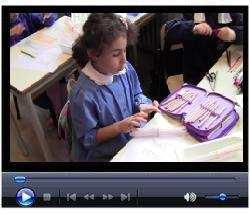 In questo video l insegnante spinge la bambina a prendere le 8 cannucce che le servono per il conto 8 + 3 da un fascetto di 10 (giustamente promuovendo dimestichezza con la composizione e