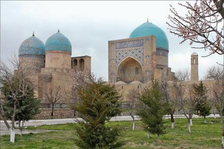visita al mausoleo di Gur-Emir, che ospita la tomba di Tamerlano. Pranzo in ristorante.