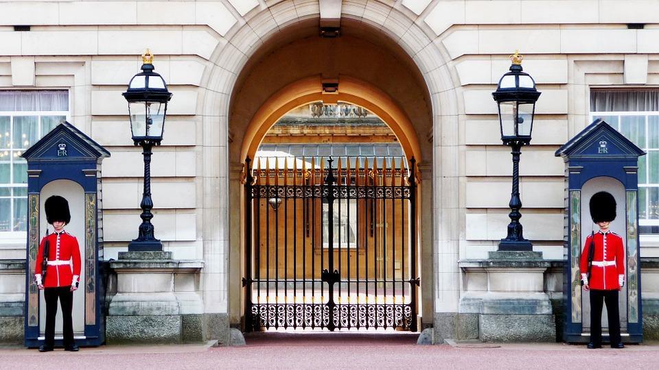 2 Escursioni di un'intera giornata a: Brighton, con ingresso al Royal Pavilion, eccentrica residenza di Re Giorgio IV; Cambridge con ingresso al prestigioso King s College.