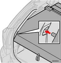 Telo copribagagli (optional a 7 posti) Estrarre il telo copribagagli, tirarlo sopra i bagagli e agganciarlo nei fori dei montati posteriori del bagagliaio.