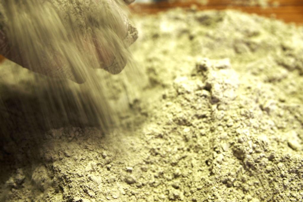 Argilla verde ventilata L argilla è un minerale costituito da particelle ricche di elementi quali il silicio, l alluminio, il magnesio, il ferro e il potassio.