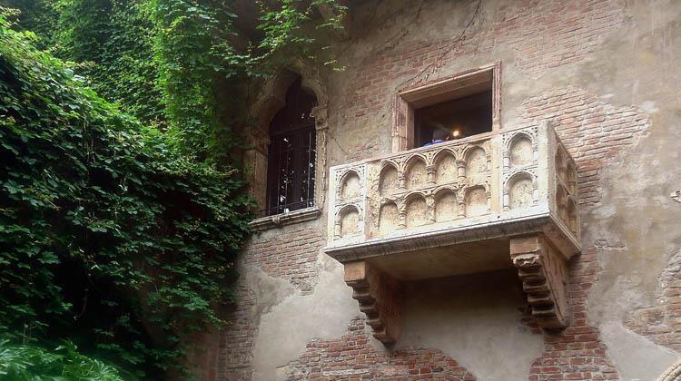 1 giorno: Casa di Giulietta Lungo l'antico cardo maximus romano, l'attuale Via Cappello, sitrova una casa-torre medievale attraverso il cui androne, ai lati del quale due pannelli in cartongesso