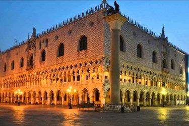 4 giorno: Palazzo Ducale A questo palazzo i veneziani tengono molto perché è il custode della loro storia e il protagonista di molti avvenimenti importanti per la città di Venezia.