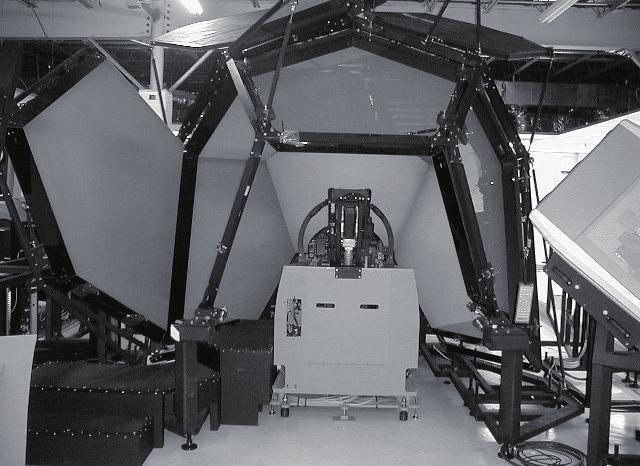 Nel 2003, le società CAE (Canada), Boeing e L3 Communications (entrambe statunitensi) hanno ricevuto l incarico di allestire uno studio di fattibilità relativo al simulatore dell F/A-18.
