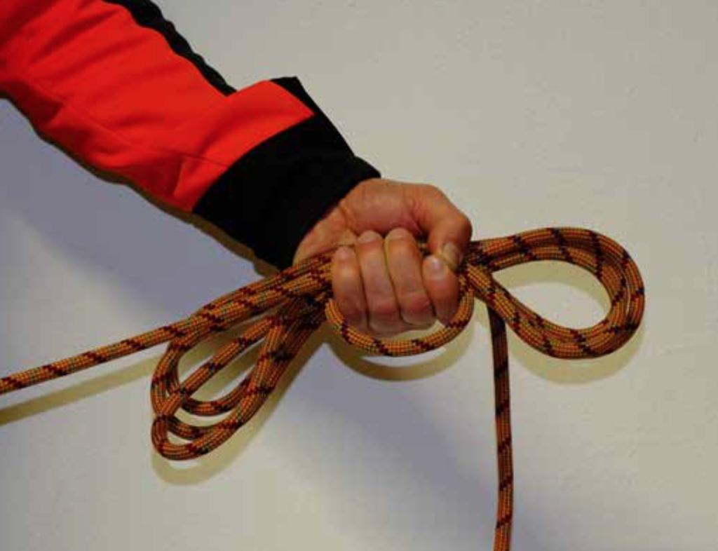 Conserva corta puo essere utile tenere in mano una piccola scorta di corda (da passare dietro spuntoni o altri ancoraggi naturali) utile anche per adattare la progressione del