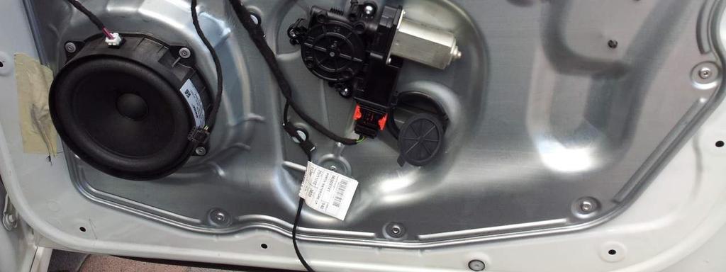 Sganciate i connettori da motorino alzavetro, collegamneto specchio e staccate le clip che tengono il cablaggio nella parte anteriore.