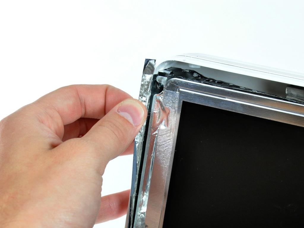Durante il rimontaggio, è utile utilizzare diverse piccole strisce di nastro adesivo per tenere la schermatura EMI lungo i bordi