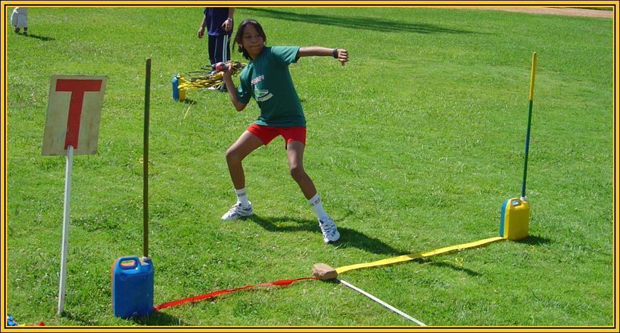 GIOCHIAMO CON L ATLETICA Tra le varie discipline sportive e le attività svolte a scuola durante le ore di Educazione Fisica, l Atletica Leggera è lo sport che offre e