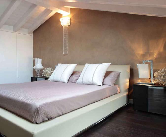 Sopra: la camera padronale è composta dal letto Flou in pelle pieno fiore con comodini Flou in wengè.