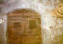 Il portale in pietra simona visto dall interno.