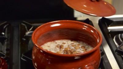 Preparazione 1 Per preparare la zuppa di fagioli alla veneta, per prima cosa cuocete i fagioli secchi nella classica maniera: in una pentola con
