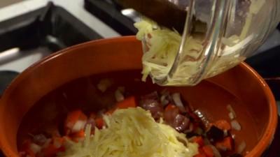 aromatizzate la zuppa con un rametto di rosmarino e
