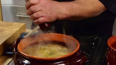 la zuppa con un trito di prezzemolo fresco tritato, aggiustate con