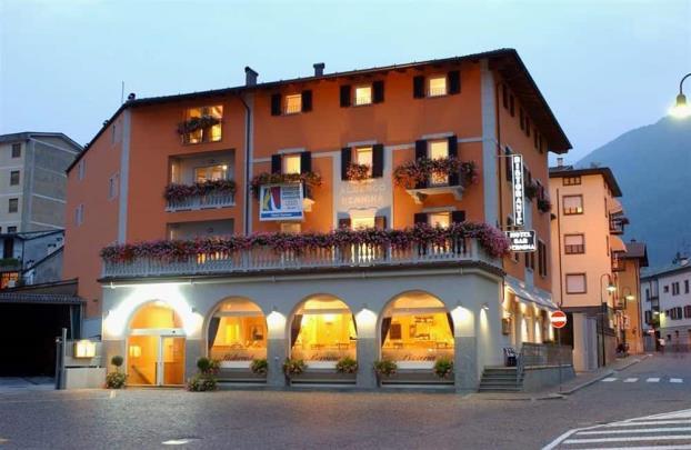 Il vostro hotel (o similare) Hotel bernina a Tirano 3* L'incantevole e moderno Hotel Bernina sorge di fronte alla stazione ferroviaria di Tirano e offre camere