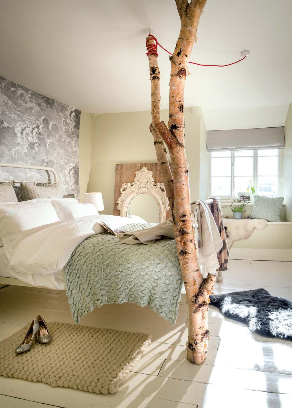 La suite che sembra un nido, con il letto incorniciato da un tronco d albero.