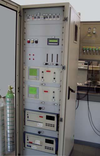 Cromatografia con fluido supercritico (SFC) La cromatografia con fluidi supercritici (SFC) è una tecnica ibrida tra la gascromatografia (GC) e la HPLC.