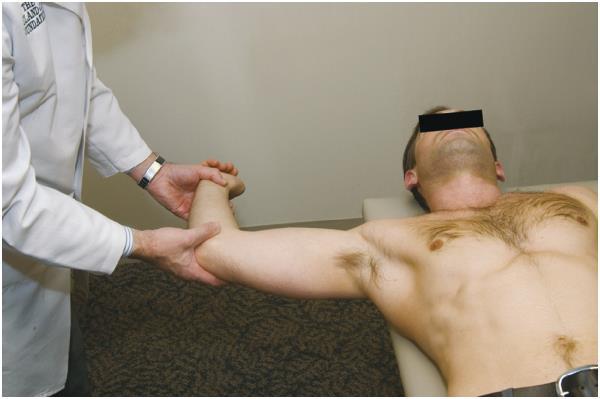 Apprehension Test Paziente supino, arto abdotto a 90 e gomito flesso, si esegue un exrarotazione fino a 90 Il test è positivo se il paziente avverte sensazione di lussazione anteriore di spalla o