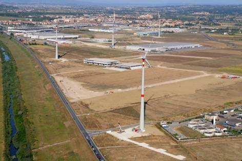 Dai campi alle officine Eolico Grande taglia (aerogeneratori con potenza maggiore di 1 MW) e media taglia (impianti composti da più generatori con potenza compresa tra 50 kw e 1 MW)